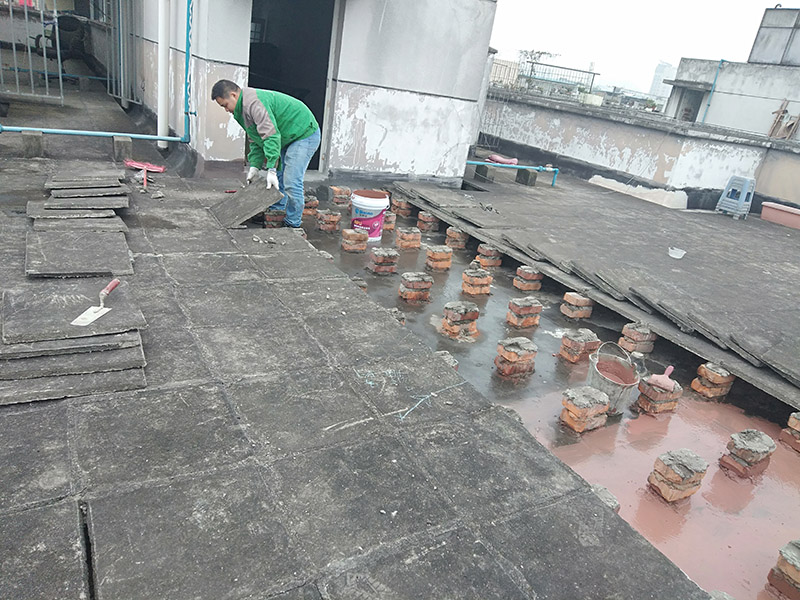 屋面防水施工：涂膜防水層依附于基層，基層質(zhì)量好壞，直接影響防水涂膜的質(zhì)量。因而在涂膜施工前，應對基層進(jìn)行認真的檢查和必要的處理，使之達到涂膜施工的要求。涂料的涂布應采取“先高后低、先遠后近、先立面后平面”的施工順序。同一屋面上先涂布排水比較集中的水落口、天溝、檐口等節點(diǎn)部位，再進(jìn)行大面積的涂布。用滾刷或毛刷均勻地涂刷多遍，直到達到規定的涂膜厚度要求，不得漏底，待涂層干固后，才能進(jìn)行下一道工序。當多遍涂布時(shí)，每遍涂刷方向應與上一遍方向相垂直。