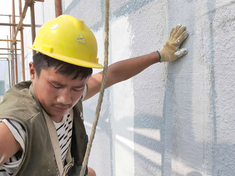 廠(chǎng)房外墻裝修：抹灰前基層表面的塵土，污垢，油漬等清zhi除干凈，并撒水濕潤。當抹灰總厚度≥35mm時(shí)，采取加強措施。不同材料基體交接處表面的抹灰，應采取防止開(kāi)裂的加強措施。外墻抹灰工程施工前先安裝鋼木門(mén)窗框、護欄等，并應將墻上的施工孔洞堵塞密實(shí)。室內墻面，柱子面和門(mén)洞口的陰陽(yáng)角應做法應符合設計要求。設計無(wú)要求時(shí)，采用1:2水泥砂漿做暗護角，其高度不低于2m，每側寬度不小于50mm。