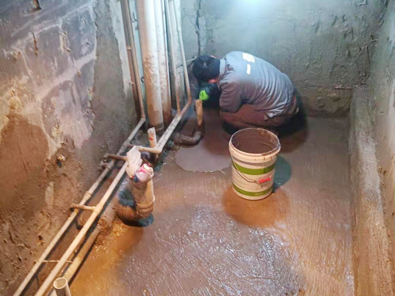 調制水泥地面找平： 一般房屋的地面上有比較凸出的地方，可以采用旋轉平磨的方式將高的地方打磨下去前提是下邊沒(méi)有管道。如果高的地方不打磨，那么找平出來(lái)的地面就會(huì )出現由齒刮刮出來(lái)的地面在高的地方同樣留下了同樣多的水泥，最后找出來(lái)的地面好是高的地方依然高，低的地方依然低。同時(shí)打磨還能節約不少的用料，這是地面找平中一個(gè)很重要的步驟。