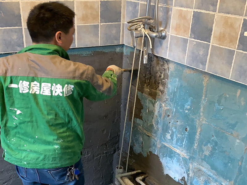 衛生間墻地面防水：1.利用水泥砂漿水泥砂漿或豆石混凝土鋪平坡度。訣竅是：地漏附近坡度大，門(mén)口附近坡度小。 2.利用管根密封膏封嚴管線(xiàn)，管線(xiàn)要穿透樓板根部。刷防水涂料時(shí)可以貼1-2層玻璃絲布加強防水性。 3.墻壁表面打磨成干凈平光沒(méi)有顆?；覊m，墻壁與地面的交接區域注意原角和坡角的設置。 4.聚氨酯防水涂膜由管根和墻角處開(kāi)始進(jìn)行涂抹，在常溫下經(jīng)過(guò)4小時(shí)放干后，再大面積涂抹和刮刷。注意涂料總厚度大于1. 5毫米，不能有漏刮和鼓泡的不良現象。24小時(shí)后立面涂刷下一層，之后再以垂直的方向進(jìn)行二次涂刷。最后涂膜半固化，拋甩粗砂粒方便與水泥砂漿融合。 5.防水層的設置與具體區域有關(guān)。防水地面的防水層應高出地面200寬，地面防水層應超出衛生間門(mén)口以外300寬。而又淋浴的衛生間墻面防水層則應設置為高出地面1800寬。 6.展開(kāi)閉水實(shí)驗的時(shí)候，先完成防水工作再利用包立管方法。之后再局部進(jìn)行防水。閉水試驗也可為了避免破壞地面防水層而免做。