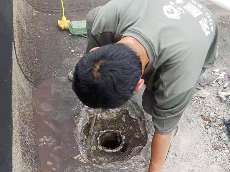 屋頂排水管疏通防水：屋頂排水不做好，不止是樓頂住戶(hù)遭殃哦，如果上面沒(méi)問(wèn)題，就是整體防水層出問(wèn)題了，結構板阻水，水從薄弱的地方留出很正常，如果這里在下面堵了，會(huì )從別的地方出來(lái)。首先就先要將周邊清理干凈然后再電鉆疏通維修。